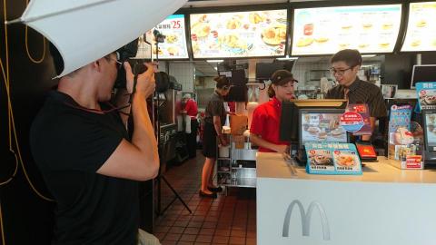 岳高有限公司 - 企業形象影片、形象照也是我們的服務範圍。圖為台灣麥當勞內部形象照拍攝現場。