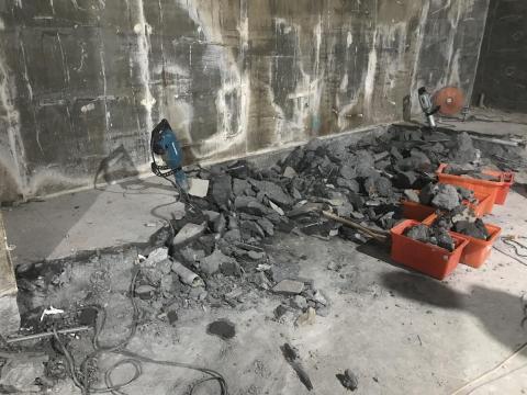 上興拆除公司 - 夢時代，牛排館撤櫃，灶台基座打除