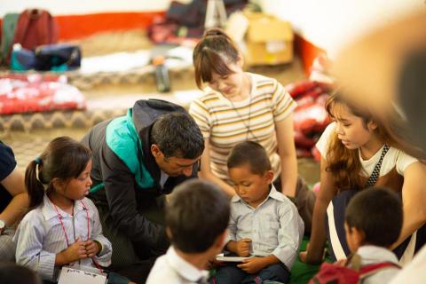 黃鈺庭 - 在尼泊爾時教導小朋友