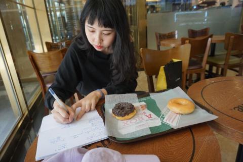 提供英翻中服務的專家Lee Chi