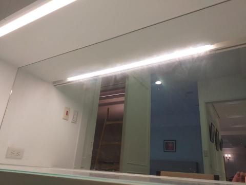 清潔大師 - 梳妝台鏡面 清理前