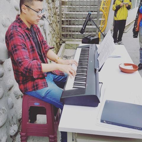 清華劉博士畢業/鋼琴6級 - 擔任活動鋼琴表演
表演蕭邦圓舞曲/理查克萊德曼