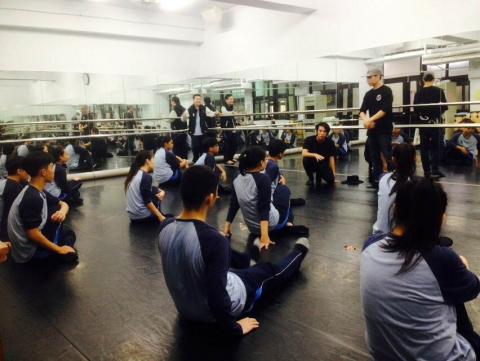 Liv - 於智光高中進行舞蹈教學