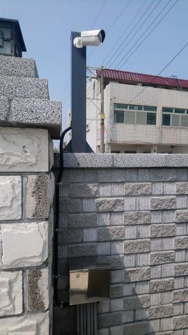 傳勝數位通訊工程行 - 攝影機安裝(白鐵烤漆立柱配金屬軟管)