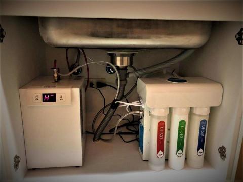 宏閔淨水/賀眾牌特約中心 - UR-5401JW-1
廚下型快拆式逆滲透淨水器
NSF認證 新卡式濾芯
NSF認證 無毒無鉛出水龍頭，臺灣製造
漏水、故障偵測，並自動停機
靜音加壓馬達
附2.2G儲水桶

UW-2202HW-1
廚下型節能冷熱飲水機
體積小、效能高，每小時可供應8升熱開水！
304不銹鋼防燙龍頭，帶有熱水安全鎖設計
三段式熱水保溫設定
故障自我檢知功能
24小時自動循環節電設計
熱水安全開關設計
