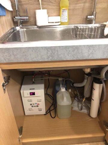 宏閔淨水/賀眾牌特約中心 - UW-2202HW-1
廚下型節能冷熱飲水機
體積小、效能高，每小時可供應8升熱開水！
304不銹鋼防燙龍頭，帶有熱水安全鎖設計
三段式熱水保溫設定
故障自我檢知功能
24小時自動循環節電設計
熱水安全開關設計
