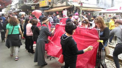 必達機場接送禮賓團隊 - 十分寮老街放天燈