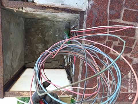 旭電工程行 - 室外電線更換作業