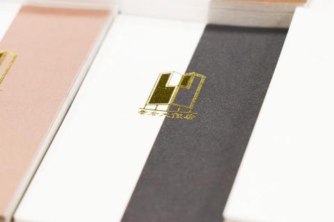 培根影像工作室 - 飯店櫃台名片設計(含logo)
logo採燙金設計
用飯店外牆的顏色製作四個版本的名片