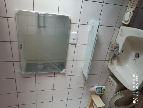 旭電工程行 - 浴室化妝鏡與置物架安裝