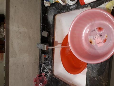 陳沛靖 - 廁房洗手檯刷洗前