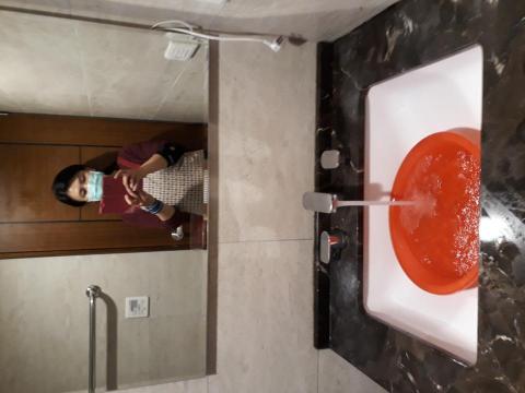 陳沛靖 - 廁所洗手檯刷洗後