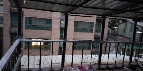 晴鏵修繕--施作面--天地牆水泥-角木架設-屋頂防水-油漆 - 頂樓鐵架+欄杆，除鏽，底漆，面漆