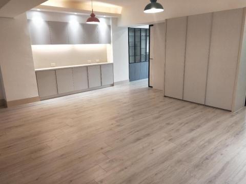 柏郡工程有限公司 - 展示櫃門片兩片變四片，上下門片更改局部玻璃局部門片，搭配鐵件，效果孑然不同