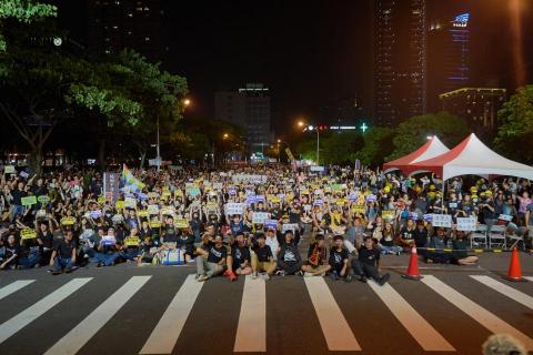 自由走向樂團 - 受"高雄學生民主聯盟"邀請演出“高雄香港學生逃犯條例關注組”主辦的的"9/29高雄聲援香港晚會"

