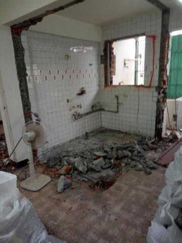 劉承宗 - 浴廁磚牆打除 磁磚面剔除。 縮小空間 改作套房。