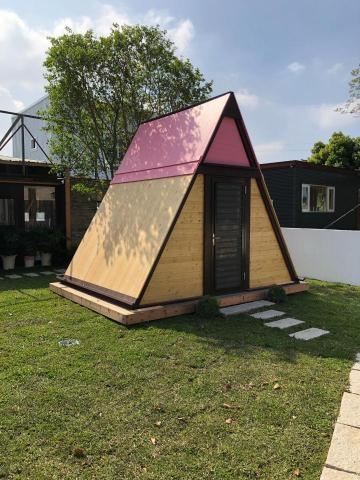 穎泰空間設計有限公司 - 在簡單的工作也能呈現空間的氛圍，這是寵物餐的綠地庭園