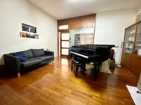 王依吟 - 獨立琴房，使用三角鋼琴上課！