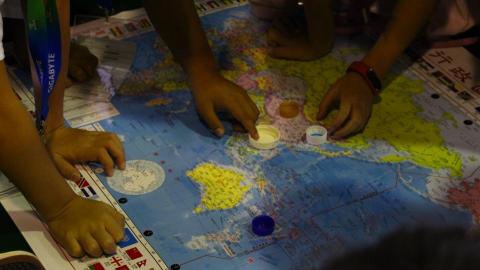 張力文 - 這張照片強調了孩子們動手思考的學習氛圍並可同時看到案主名稱