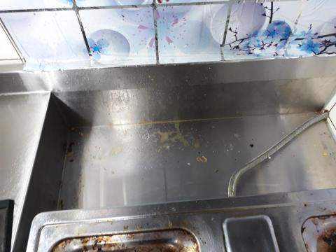 陳沛靖 - 瓦斯爐檯面清理前， 油膩膩的