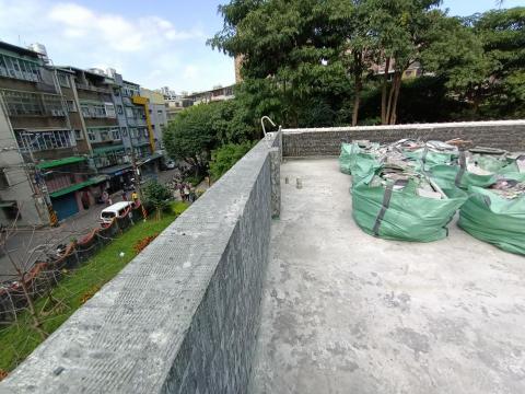 張笠竹 - 地坪及牆面磁磚打除