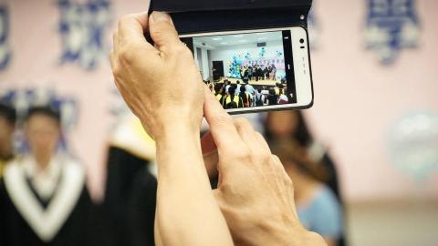 張力文 - 我能夠用照片說故事
您能夠透過此張照片感受父母長輩參與該學院畢業生歡送會的心情