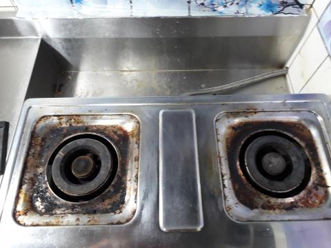 陳沛靖 - 瓦斯爐清理前，好多油