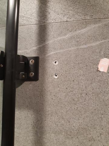 磐岩有限公司 - 牆面磁磚 孔洞 修補前