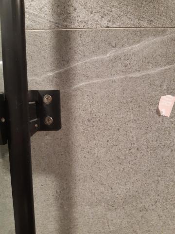 磐岩有限公司 - 牆面磁磚 孔洞 修補後