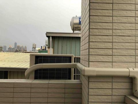 展鴻空調 - 修飾管槽外機