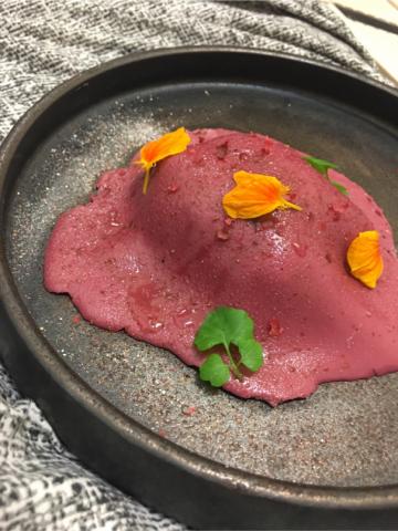 Troy&rsquo;s - 那個 鴨腿2.0  記憶 還有你
The renew idea of the duck trimmy 

#fermentedpersimmon #confitduckleg #rosellejelly #pickleshallots #crispyduckskin 

秋天，鹽撒過劃成四瓣的柿子，裝入玻璃罐，頂部閂上一包擠壓用的水袋，靜置，直到出水、軟爛、熟成。

「不知道，總覺得明天醒來，發現自己醒不來，該有多好？」很剛好，最近身邊有許多人在感情、人生上遇到「低潮」，然後問起我難道不覺得厭世嗎？不會，