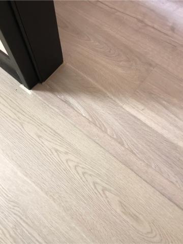 伊布窗簾 - 木地板