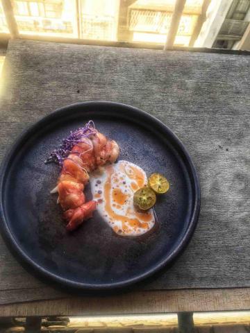 Troy&rsquo;s - 甲殼類的困擾 太陽好大 人生好難
The sorrows of Tiger prawn 
#tigerprawns #passionfruitflower #bisque #herbalcream 

若大的虎蝦，剝去蝦頭，一環一環的，退去蝦殼。將ㄧ小鍋倒入葡萄籽油，略燒，投入蝦殼、幾枝檸檬迷迭香還有一瓣紅蔥，小火，將味道煸炸至油中。蝦味及分蔥在油中釋放的剎那，倒入blender ，絞碎，然後再次煮滾後，倒入濾布，濾出蝦油。

「出來喝一杯吧，在我離開前？」你突然說到。一陣喜悅閃過，掃去了你說還沒準備見我