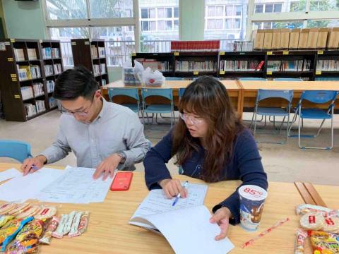 蘇柏人 - 與其他老師討論國中授課內容