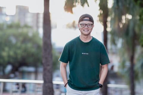 吉米 - 
  喜歡咖啡，特別是簡單手沖那種。那種苦澀帶點果香酸，就像與人的距離一樣，甜而不膩