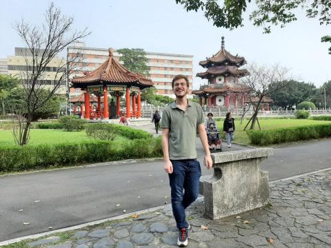 提供法語初學服務的專家Brandon (外師）