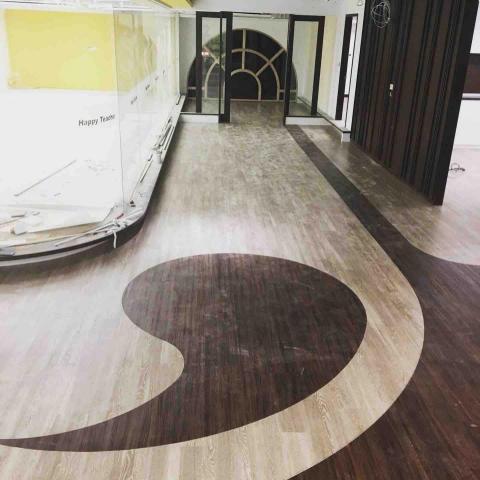 創藝工程 - 這個是兩種顏色長條木紋做造型