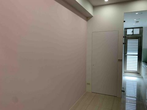 良星室內裝潢設計 - 拋光研磨牆面，隱藏門的設計。