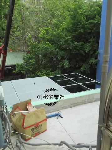 昕格企業社 - 玻璃安裝中