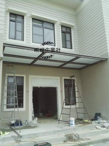 昕格企業社 - 不做衍架，骨架使用100X100H型鋼，玻璃上了之後，幾乎沒下沉