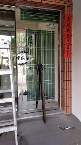 昕格企業社 - 傳統捲門新增小門，表面處理方式:亮面。          不銹鋼防盜門