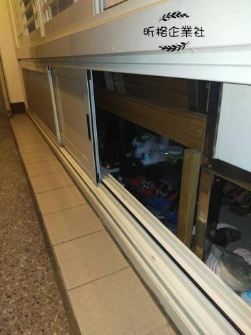 昕格企業社 - 此照片為外側正面，打開鋁窗後裡面是鞋櫃