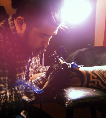 提供刻印字體服務的專家Chuck