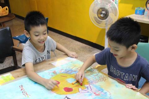 夏米畫室 - 兄弟同心，合力互助，享受創作！