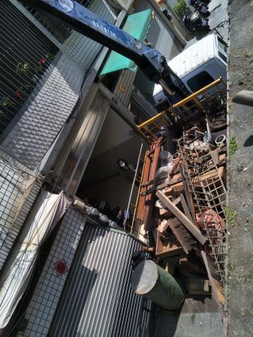 遷職人（精緻）搬家企業社 - 因案施工。環境不允許下唯有出動吊車來為業主清除頂樓裝潢