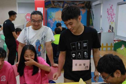 李柏賢 - 史懷哲營隊數學課程活動