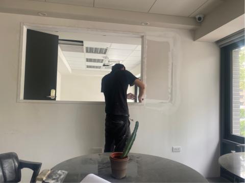 穎采漆作工作室 - 窗框研磨後做烤漆