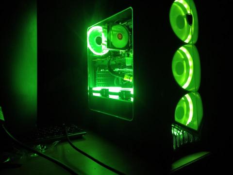 Kn電腦館 - 主機板電源硬碟不動，其他部分由我改裝，實測惡靈古堡7 fps 穩定70以上