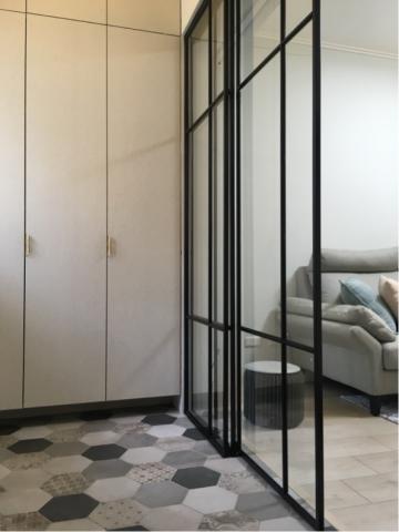 居和空間設計 Findway House  - 玄關六角花磚/系統鞋櫃/鐵件拉門/超耐磨木地板