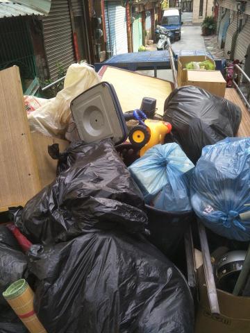 遷職人（精緻）搬家企業社 - 因客戶需求清除居家廢棄物故而雇用本公司前往清空裸屋服務故而順利售屋！